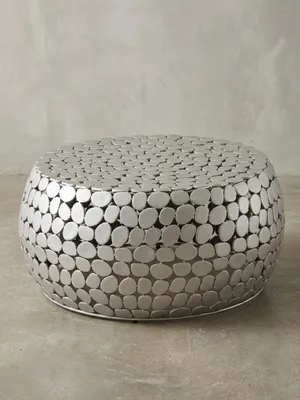 Design Wohnzimmertisch aus Aluminium in 3/4-Ansicht, die die plastische Oberflächenstruktur und die niedrige Bauhöhe von 32 cm hervorhebt._#sku_BARWL6.691#