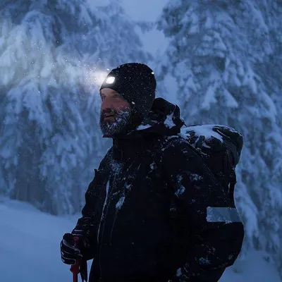 Produktbild von LED-Mütze für Winterausflüge mit verstellbarer Helligkeit