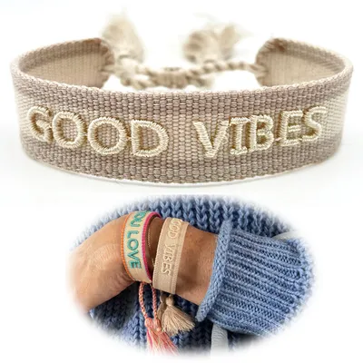 Produktbild von LS-LebenStil Canvas Statement Armband Good Vibes Beige Weiß besticktes Stoffarmband gewebt textiles Quasten Spruch Boho Geschenk Freundschaftsarmband