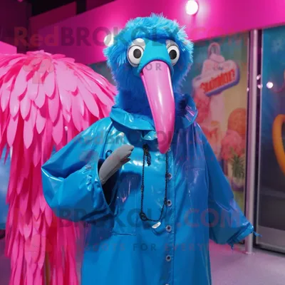 Produktbild von Blauer REDBROKOLY Flamingo Maskottchen Kostüm charakter bekleidet mit einem Regenmantel und Halsketten