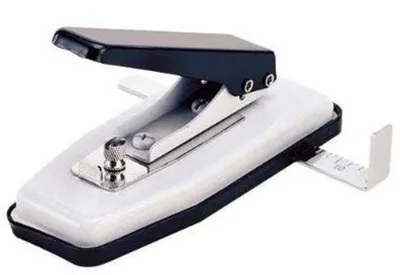 Produktbild von Präzisions-Lochzange mit Anlegeschiene für normgerechte Ausweise, 13 x 3 mm Stanzmaß