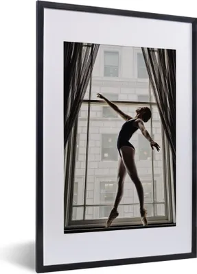 Produktbild von MuchoWow® MuchoWow® Gerahmtes Poster Tanzende Ballerina vor einem Fenster 40x60 cm - Poster mit zchwarzem Bilderrahmen - Poster in Rahmen