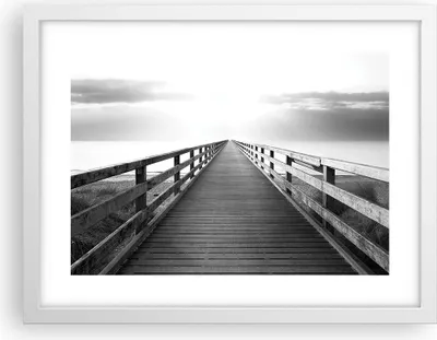 Produktbild von Gerahmtes Poster - Weißer Rahmen - Pier Perspektive Schwarzweiß - 40x30 cm - Wand Bild - Wanddeko - Wandbilder - Kunstposter - Wandposter - Bilderrahmen - Bilder - Kunstdruck - P2WAA40x30-4424