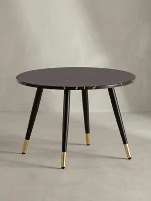 Seitenansicht des 41 cm hohen Kaffeetisches, die den modernen Neigungswinkel der mattschwarzen Eisenbeine unter der runden Platte verdeutlicht._#sku_SAFWL6.871#