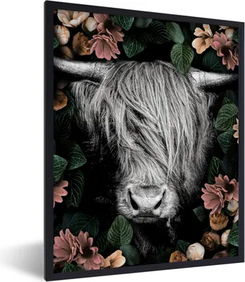Produktbild von MuchoWow® MuchoWow® Gerahmtes Poster Schottisches Hochlandrind - Blumen - Schwarz und weiß - Pflanzen - Dschungel 60x80 cm - Poster mit zchwarzem Bilderrahmen - Premium - Wanddeko Wohnzimmer