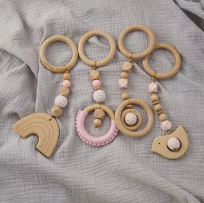 Produktbild von Babygym Spielbogenanhänger aus Holz mit Vogel in Rosa
