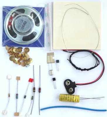 Produktbild von Bleistiftstrich-Miniorgel Bausatz mit Lautsprecher auf Holzbrett