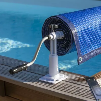 Immagine prodotto di Avvolgitore per copertura piscina, larghezza fino a 5,8 m, modello cilindrico, adatto per piscine in legno con telaio in acciaio, GRE