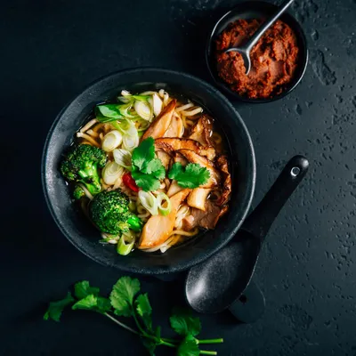 Produktbild von Wallario Möbeldesign / Aufkleber, geeignet für Ikea Lack Tisch - Asiatischer Abend - frische Ramensuppe in 55 x 55 cm