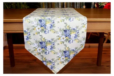 Produktbild von Landhaus Serie Rosen Markenqualität aus 100% Baumwolle mit schönen Rosen verziert (Creme blau, Tischläufer 40x170 cm spitz)