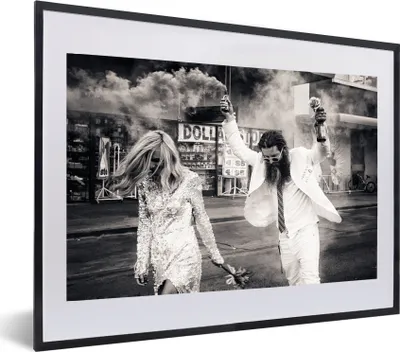 Produktbild von MuchoWow® Gerahmtes Poster Las Vegas - Party - Ehepaar - Schwarz und weiß 60x40 cm - Poster mit Schwarzem Bilderrahmen Wandposter Rahmen Foto Bilder - Schlafzimmer - Plakat in Rahmen - Drucken