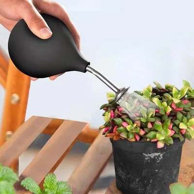 Produktbild von Gartenzwerg - Balspender - Edelstahl-Spritzbecher - Alternativ zum kleinen Pflanzstecher - Blumensämlinge - Schwarz