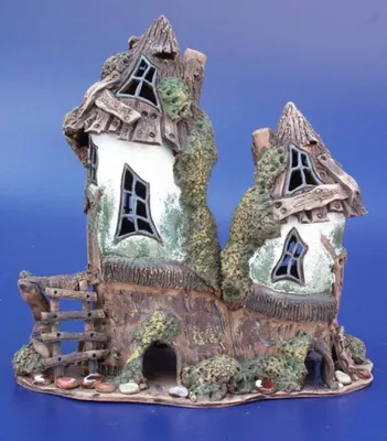 Eine handgefertigte Keramik-Miniatur zweier miteinander verbundenen Hexentürme. Erdige Farbe.