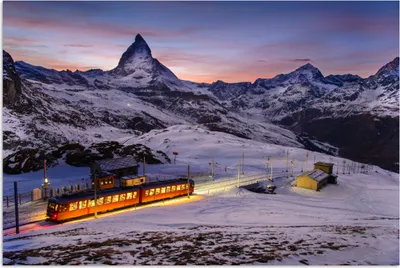 Produktbild von MuchoWow® Poster Zug durch die verschneite Landschaft in der Schweiz bei Sonnenaufgang 120x80 cm - Bilder