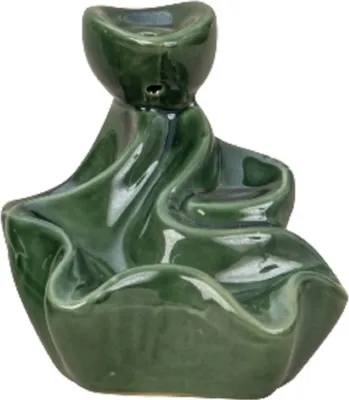 Dies ist ein grün lackierter Keramik-Räucherkerzenhalter in Form eines Wasserfalls.
