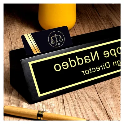 Produktbild von Personalisierbares Holz-Namensschild mit Visitenkartenhalter für den Schreibtisch