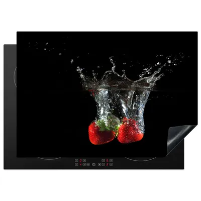 Obrázek produktu pro KitchenYeah® Krycí deska na sporák jahody - ovoce - voda - černá - červená, 75x52cm, dekorace do kuchyně, keramická krycí deska, krycí deska na varnou desku
