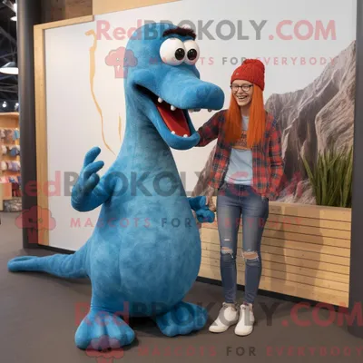 Immagine prodotto di Personaggio mascotte REDBROKOLY di un mostro di Loch Ness color ruggine vestito con jeans boyfriend e forcine per capelli