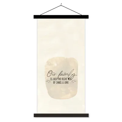 Produktbild von MuchoWow® Textilposter Zitate - Unsere Familie ist genau die richtige Mischung aus Chaos und Liebe - Sprüche 90x180 cm mit schwarzem Rahmen - Dekoration Wohnzimmer