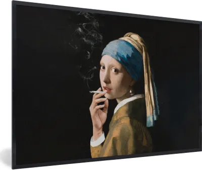 Produktbild von MuchoWow® Gerahmtes Poster Das Mädchen mit dem Perlenohrring - Vermeer - Zigaretten 90x60 cm - Poster mit Schwarzem Bilderrahmen Wandposter Rahmen Foto Bilder - Fotorahmen - Foto-Plakat