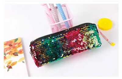 Produktbild von Farbenfrohes Pailletten Federmäppchen im Glitzerkuh-Design mit Reißverschluss, 20 x 5 x 8 cm