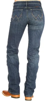 Image de Jean de randonnée pour femmes Wrangler, modèle Q-Baby, coupe droite, taille mi-haute, couleur bleu, taille 11W x 34L