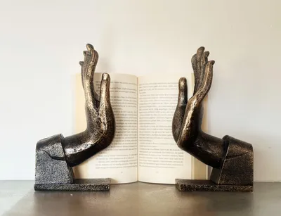 Produktbild von Design 2er Set Buchstütze Hände 23cm aus Eisen Bronze Optik Gusseisen Wohnzimmer Skulpturen Deko Modern Metall Skulptur