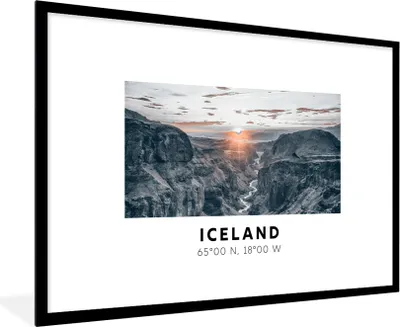 Produktbild von MuchoWow® Gerahmtes Poster Island - Fluss - Berge 90x60 cm - Poster mit Schwarzem Bilderrahmen Wandposter Rahmen Foto Bilder - Wanddekoration - Fotos