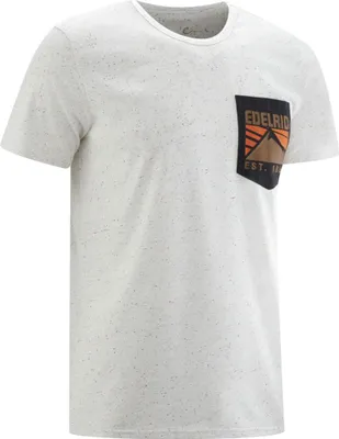 Weißes T-Shirt von Edelrid mit schwarzer Brusttasche und orangefarbenem Logo.