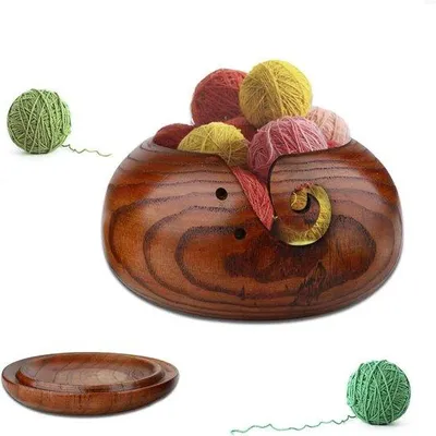 Produktbild von Handgefertigter Holzstricker-Becher mit abnehmbarem Deckel und Lochmuster für Hüte- oder Stricknadeln, 16 x 7 cm