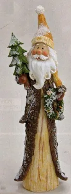 Weihnachtsmann mit braunen Mantel in Baumrinde und eine hellgelbe Mütze mit Schnee-Effekt.