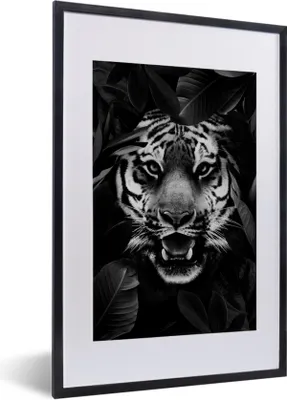 Produktbild von MuchoWow® Gerahmtes Poster Tiger zwischen den Blättern - schwarz und weiß 40x60 cm - Poster mit Schwarzem Bilderrahmen Wandposter Rahmen Foto Bilder - Poster in Rahmen