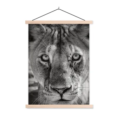 Produktbild von MuchoWow® Textilposter Tierprofil Löwin in schwarz und weiß 40x53 cm mit holzfarbenen Rahmen - Schlafzimmer