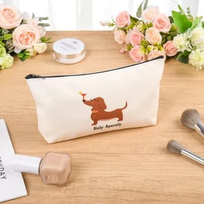 Produktbild von Kosmetiktasche als Dackel-Geschenk – Lustige Schminktasche mit Dackel und „Holy Aperoly“-Spruch – Federmäppchen und Aufbewahrungstasche für Frauen – Aperol-Geschenk
