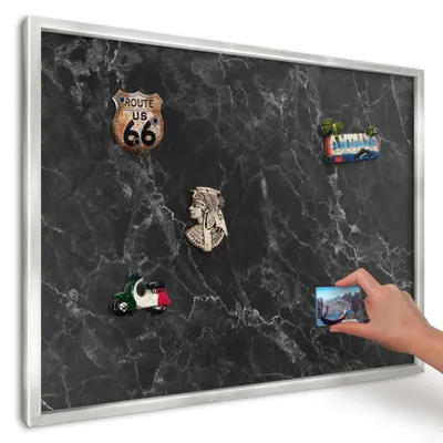 Produktbild von Magnettafel 70x50 cm in einem silbernen Rahmen - Magnetische Metalltafel, Magnetpinnwand zur Wandmontage für Wohnzimmer, Küche, Flur, Kinderzimmer und Büro - schwarzer Marmor