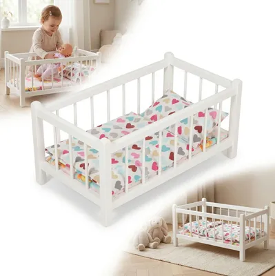 Produktbild von Ein weißes Puppenbett aus Holz mit Bettwäsche mit einem Muster aus bunten Herzen und einer Matratze