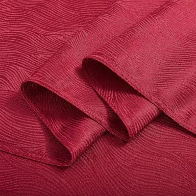Immagine prodotto di Tovaglia Unyqoos®, colore rosso festivo, motivo a onde in tessuto jacquard, 140 x 240 cm, realizzata in poliestere idrorepellente e resistente alle macchie – ideale per feste e Natale