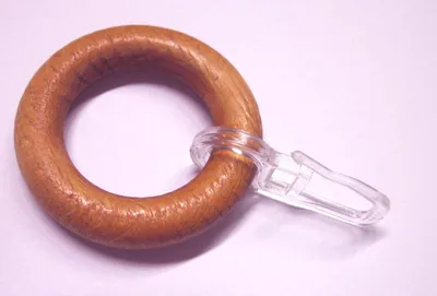Produktbild von 5 Stück Holz-Ring mit Faltenhaken für Stangen mit Ø 20mm Kirschbaum hell