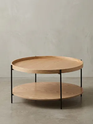 Moderner runder Couchtisch mit zwei Ebenen aus Eichenholz Furnier und schwarzem Metallgestell, freigestellt vor weißem Hintergrund._#sku_BARWL6.491#