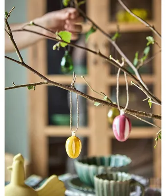 Image de Des œufs de Pâques en verre, de différentes couleurs et rayés.
