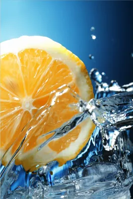 Produktbild von Wallario Poster - Orange in spritzigem Wasser vor blauem Hintergrund, Kunstdruck Größe: 61 x 91,50 cm