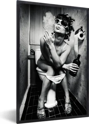 Produktbild von MuchoWow® Gerahmtes Poster Frau - Vintage - Lockenwickler - Toilette - Zigarette 20x30 cm - Poster mit Schwarzem Bilderrahmen Wandposter Rahmen Foto Bilder - Drucken - Bilder Poster im Rahmen