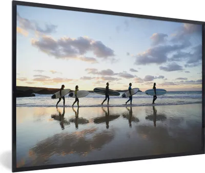 Produktbild von MuchoWow® Gerahmtes Poster Surfer am Strand 90x60 cm - Poster mit Schwarzem Bilderrahmen Wandposter Rahmen Foto Bilder - Fotorahmen - Foto-Plakat
