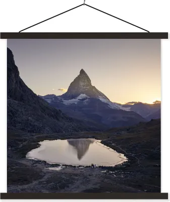 Produktbild von MuchoWow® Textilposter Das Matterhorn und der Riffelsee bei Sonnenaufgang in der Schweiz 90x90 cm mit schwarzem Rahmen - Magnetisches