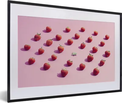 Produktbild von MuchoWow® Gerahmtes Poster Erdbeere - Rosa - Obst 60x40 cm - Poster mit Schwarzem Bilderrahmen Wandposter Rahmen Foto Bilder - Schlafzimmer - Plakat in Rahmen - Drucken