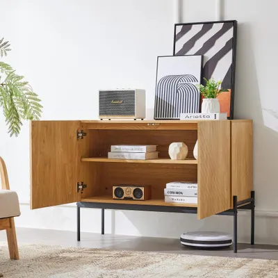 Productafbeelding van Dressoir met 2 deuren en 3 lades, metalen poten, TV-meubel, buffet, commode met een gestileerd design. Afmetingen: hoogte 75 cm / breedte 140 cm / diepte 40 cm