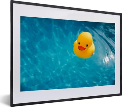 Produktbild von MuchoWow® MuchoWow® Gerahmtes Poster Gummi-Ente - Gelb - Wasser 40x30 cm - Poster mit zchwarzem Bilderrahmen - Bilderrahmen - Poster im Rahmen