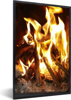 Produktbild von MuchoWow® Gerahmtes Poster Ein Kamin mit Feuer 60x90 cm - Poster mit Schwarzem Bilderrahmen Wandposter Rahmen Foto Bilder - Kunst