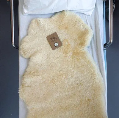 Produktbild von Unyqoos® Medizinisches Schaffell XL (125 × 80 cm) – Texel‑Schaffell, kurzgeschoren, druckverteilend & waschbar 30 °C, temperatur- und feuchtigkeitsregulierend, unterstützt Dekubitus‑Prävention