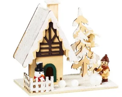 Ein Räucherhaus als winterliche Holzhütte, die mit Schnee bedeckt ist. Vorgarten mit Schneemann.